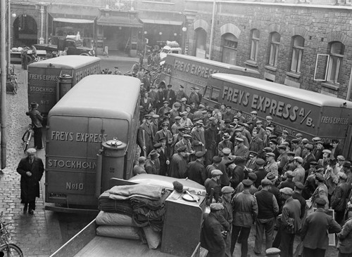 Sveriges stoltaste flyttgubbar från förr med Freys lastbilar.
