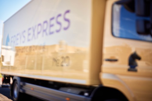 En närbild på en av Freys lastbilar med Freys-loggan på.