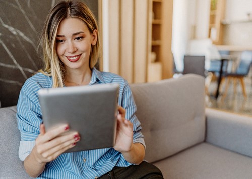 En kund som läser om Freys och grundförsäkring för sitt bohag.