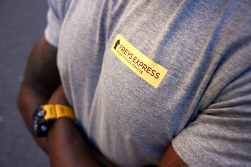 En Alfa-konsult sitter vid ett skrivbord på kontoret och skakar hand med en företagskund.