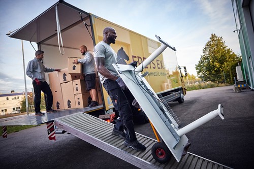 Freys flyttgubbar gör en kontorsflytt med Freys lastbil med Freys-loggan på.